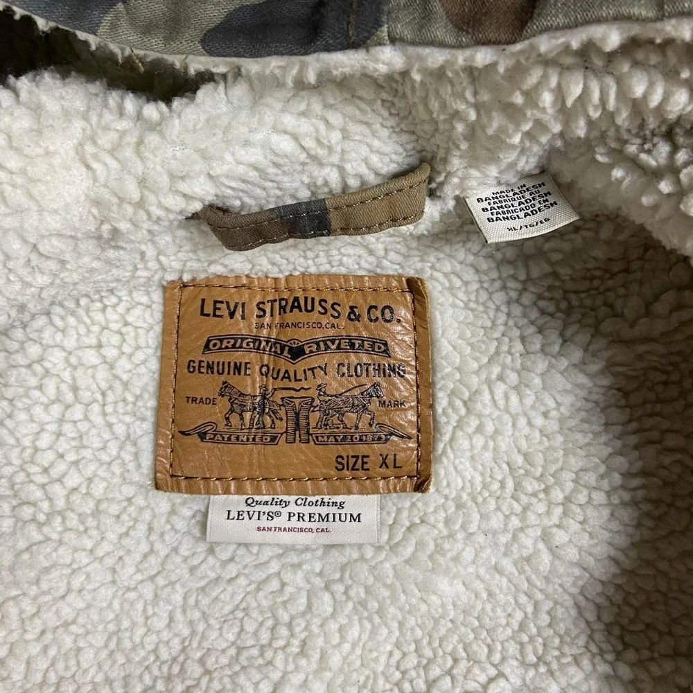 Levi's Fresh Leaves Hooded Jacket Size XL Camouflage Sherpa Lined Snap Down Coat